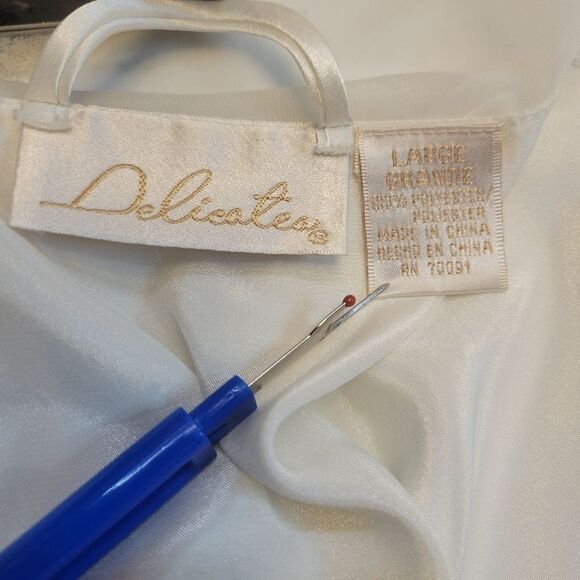 DELICATES Vintage White Robe with Rosettes and lace Women's Large - Picture 12 of 13